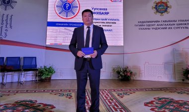 Эрдмийн цол хүртсэн эмч нартаа баяр хүргэж ажил хөдөлмөрийн өндөр амжилт хүсье