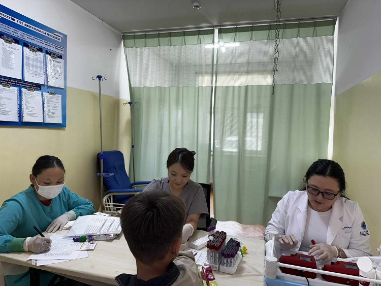 "МОНГОЛ ХҮҮХДИЙН ХАР ТУГАЛГАНД ӨРТӨЛТ ТҮҮНИЙ ЭХ ҮҮСВЭРИЙГ ТОДОРХОЙЛОХ НЬ" ЗОРИЛТОТ  СУДАЛГААНЫ БАГ ДОРНОГОВЬ АЙМАГТ АЖИЛЛАЖ БАЙНА.