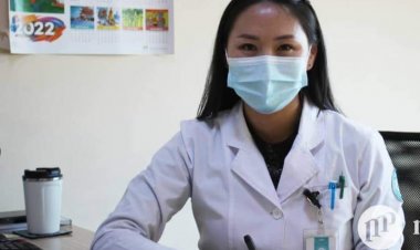 Аймгийн ГХУСАЗСЗ-ийн дэмжлэгтэйгээр СЭМҮТ-ийн хүүхэд, өсвөр үеийн клиникийн эрхлэгч Л.Цэрэндолгор эмч сургалт зохион байгуулж байна