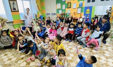 Эрүүл мэндийг дэмжих бүлгэмтэй хамтран Сайншанд сумын 2 дугаар цэцэрлэгийн ахлах, бэлтгэл бүлгийн хүүхдүүд, эцэг эхчүүдэд Амны хөндийн эрүүл мэнд сэдвээр сургалт зохион байгууллаа. ABCJ Health Promotion